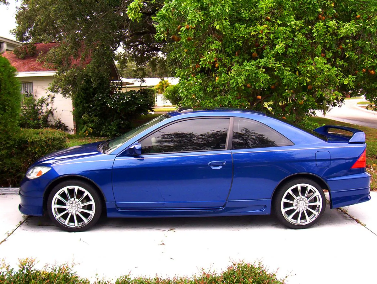 The government is warning the owners of 7.8 million cars kept in humid environments, like this 2004 Honda Civic from Florida, that the airbag might shoot metal fragments upon deploying. (Chris Jasurek/Epoch Times)