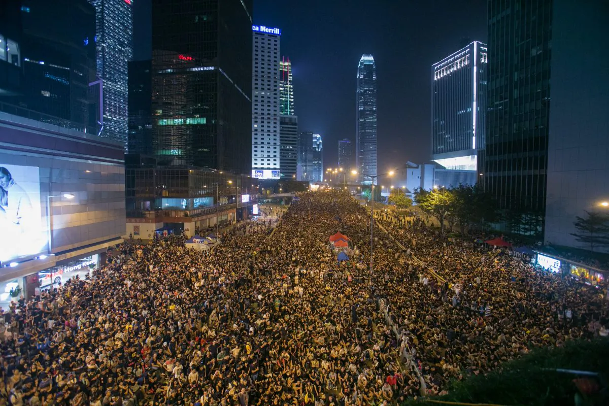 Tens of thousands of people gather on Connaught Road Central on Oct. 4, near the Chinese People’s Liberation Army Forces Building. The protesters demand that Chief Executive Chun-ying Leung resign from his position in Hong Kong. (Benjamin Chasteen/Epoch Times)