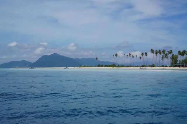 Island near Pulau Mabul (Jonny Duncan, Backpacking Man)