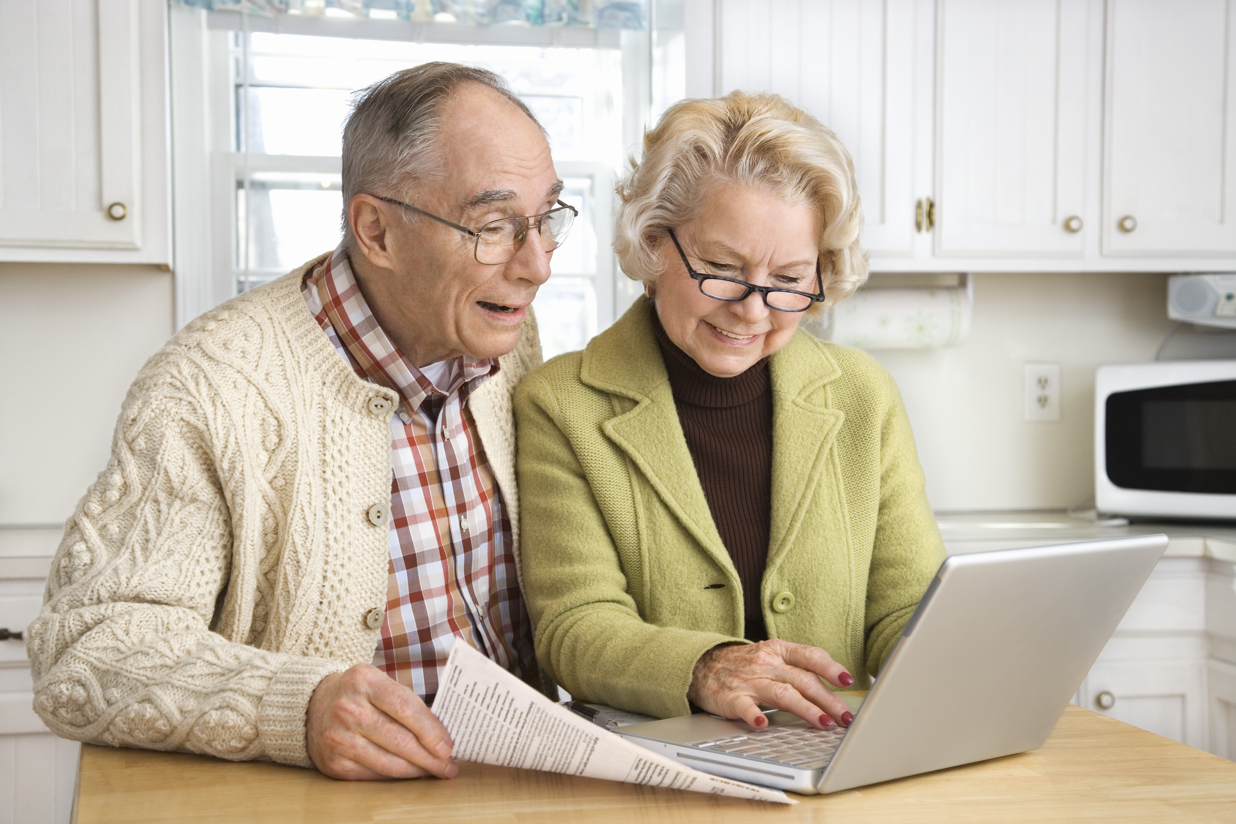 Работа пенсионеры женщины без оформления. Пожилые люди. Пенсионеры и компьютер. Пожилой человек за компьютером. Пенсионер за компьютером.