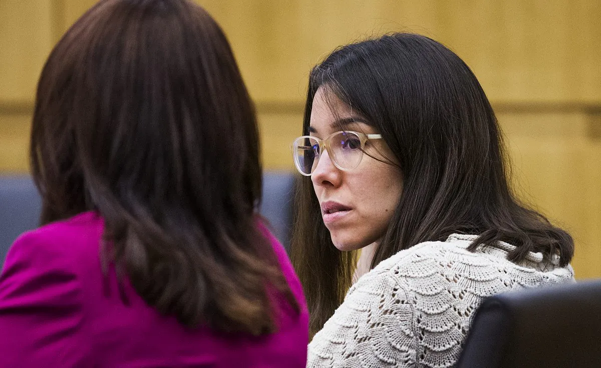 Jodi Arias (R) looks at her defense attorney, Jennifer Willmott (L), during the sentencing phase retrial of Arias, in Maricopa County Superior Court in Phoenix, Ariz.,on Oct. 23, 2014. (Tom Tingle/The Arizona Republic/Pool/AP Photo)