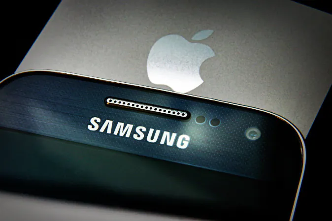 A Samsung and Apple smartphone are displayed in London, England on Aug. 6, 2014. Smartphone and tablet manufacturers Samsung and Apple have agreed to end all legal cases over patent infringements outside of the US. (Peter Macdiarmid/Getty Images; effects added by Epoch Times)