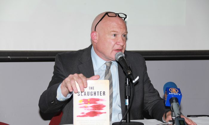 China analyst and human rights investigator Ethan Gutmann, author of “The Slaughter: Mass Killings, Organ Harvesting, and China's Secret Solution to Its Dissident Problem,” speaks at a forum in Vancouver, Canada, on Oct. 25, 2014. (Sheng Yu/The Epoch Times)