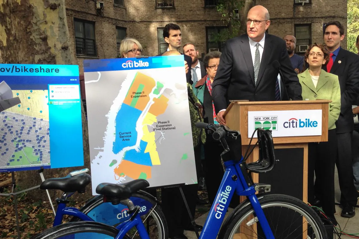 Alta Bike Share CEO Jay Walder explaining Citi Bike's plans for expansion at a press conference in Long Island City, Queens, New York, Tuesday, October 28, 2014 (Stephanie Wang/Epoch Times)
