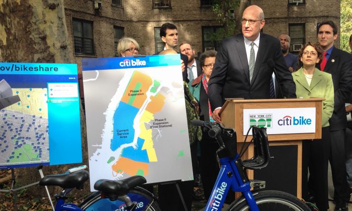 Alta Bike Share CEO Jay Walder explaining Citi Bike's plans for expansion at a press conference in Long Island City, Queens, New York, Tuesday, October 28, 2014 (Stephanie Wang/Epoch Times)