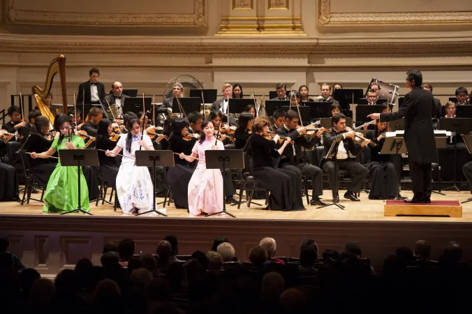 The two-stringed erhu playing distinctly Eastern melodies over a base of Western strings, percussion, woodwinds, and brass. Shen Yun Symphony Orchestra performs at the Carnegie Hall on Oct. 11, 2014. (Dai Bing/Epoch Times)