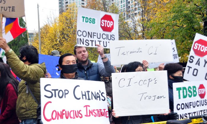 People demonstrate against the Toronto District School Board's partnership with the Beijing-controlled Confucius Institute outside the TDSB on Oct. 29, 2014. (Allen Zhou/Epoch Times)