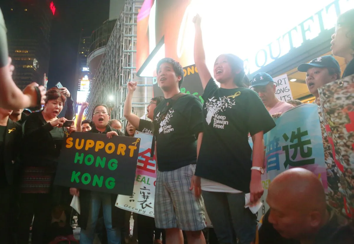 Taiwanese and Hong Kong protesters alike gather in Times Square on Sept. 27, 2014, (from l-r) Eric Tsai, 24, and Jenny Wang, 23. (Gary Du/Epoch Times)