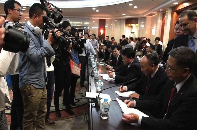 President of The Transplantation Society Dr. Francis L. Delmonico (far R) observes the signing of the Hangzhou Resolution in China on Oct. 29, 2013. Chinese health authorities later reneged on the promises made then, which made participation in this year's China Transplant Congress 2014 impossible for international transplantation organizations. (Screenshot/declarationofinstanbul.org)