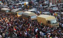 Peshmerga Troops Cheered by Fellow Kurds in Turkey