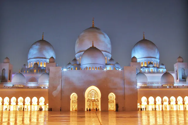 Sheikh Zayed Mosque in Abu Dhabi (Tomasz Lisowski, Adventurous Travels)