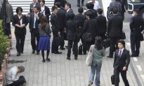 Bank of Japan Redoubles Efforts to Revive Economy (+Q&A)