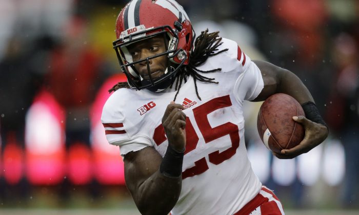 Wisconsin running back Melvin Gordon (25) runs for yardage during the first half of an NCAA college football game against Rutgers, Saturday, Nov. 1, 2014, in Piscataway, N.J.  (AP Photo/Mel Evans)