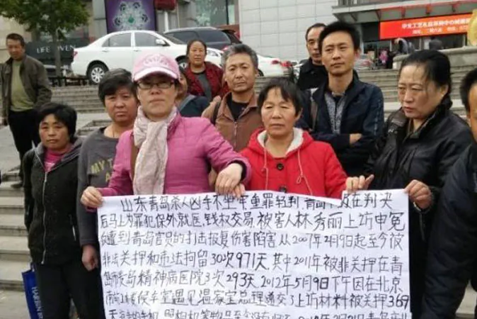 Petitioners from Shanghai gathered in front of the APEC conference site, the Bairong World Trade Center in central Beijing, telling APEC attendees about their grievances. (Screenshot/Boxun.com)