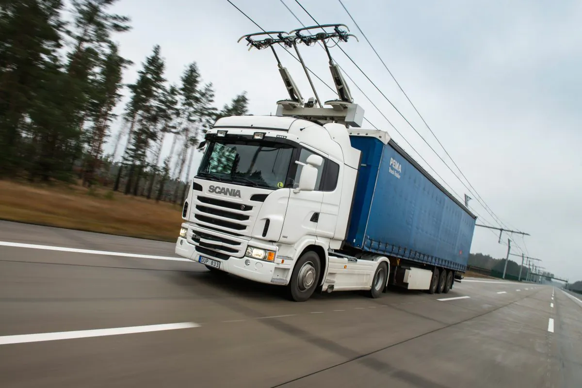 The South Coast Air Quality Management District (SCAQMD), the agency in charge of regulating air quality in Orange County and the urban parts of Los Angeles, Riverside, and San Bernardino counties, asked engineering company Siemens to build a $13 million eHighway demonstration near the ports of Los Angeles and Long Beach. (SCANIA)