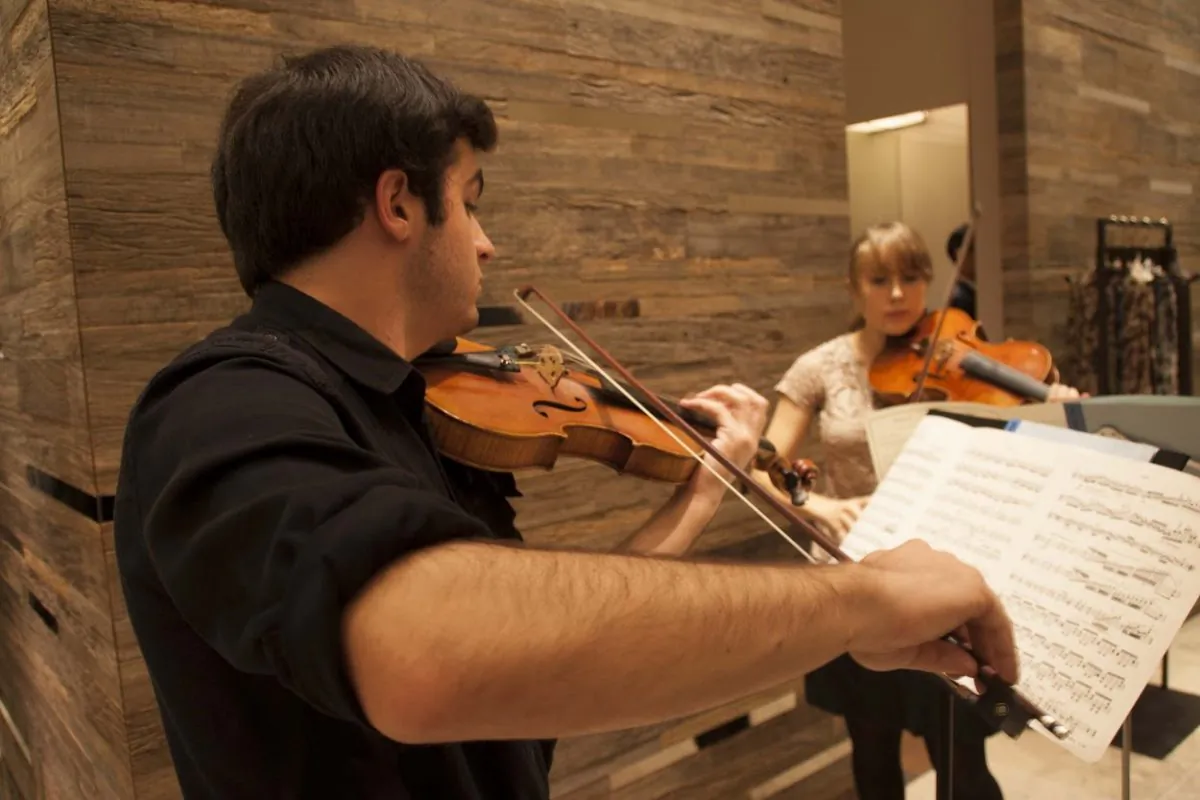The two former members of the San Francisco Symphony Youth Orchestra performing at MaxMara in San Francisco. (Flora Qu/Epoch Times)