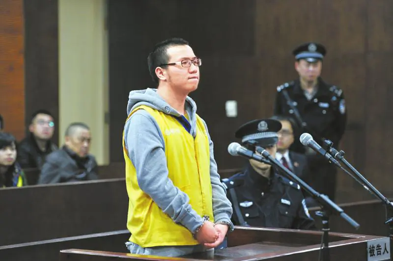 Lei Chunian stands in court with handcuffs during his trial for accusations of the “crimes of fraud, counterfeiting seals of state organs, and forging company seals” on Nov. 3, 2014. Lei was promoted as a "young hero" for saving classmates after the earthquake in Sichuan 2008. (Screenshot/West China Metropolis Daily)