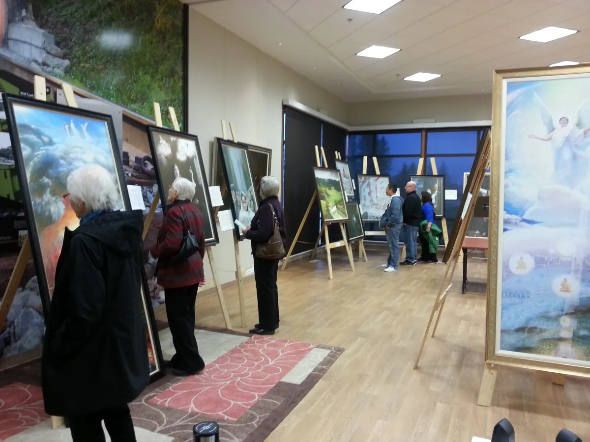 Edson residents view artworks from the Zhen Shan Ren International Exhibit held at the Galloway Station Museum & Travel Centre Nov. 1-8. (Epoch Times)