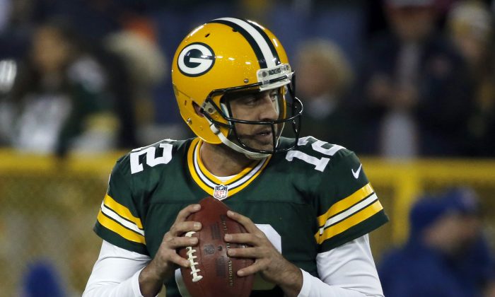 Green Bay Packers quarterback Aaron Rodgers (12) warms up before of an NFL football game against the Chicago Bears Sunday, Nov. 9, 2014, in Green Bay, Wis. (AP Photo/Kiichiro Sato)