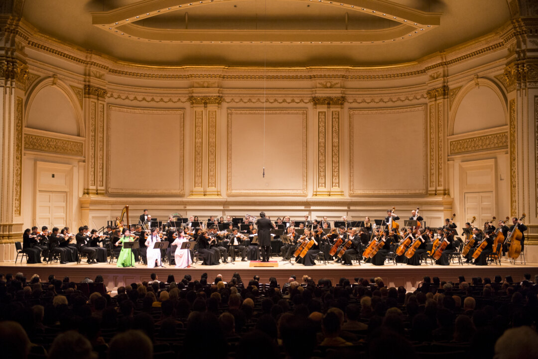 Shen Yun Symphony Orchestra at Carnegie Hall's Perelman Stage on Oct. 11, 2014. (Dai Bing/Epoch Times)