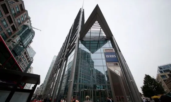 5 Major Banks Fined $3.4B for Manipulating Foreign-Currency Trading as US Stocks Edge Lower