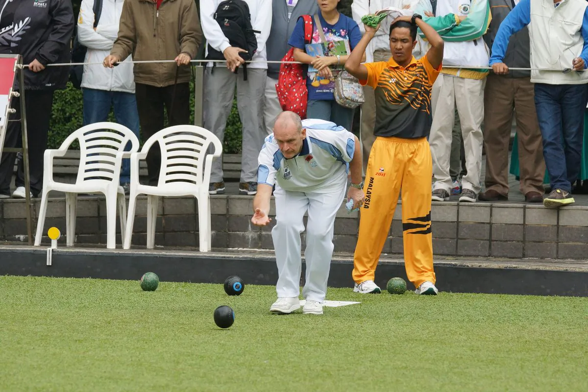 Scottish bowler Robert Grant (front) draw for victory in the final of the men’s singles final of the Hong Kong International Bowls Classic last Sunday, Nov 9, 2014, when his opponent Muhammad Hizlee from Malaysia regrets about a missed opportunity. (Mike Worth)