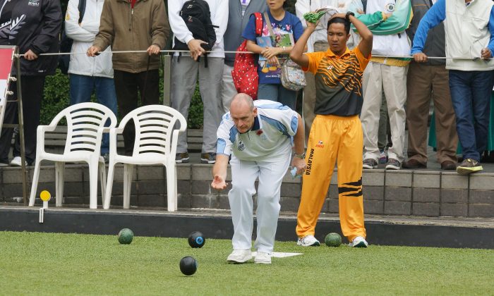 Scottish bowler Robert Grant (front) draw for victory in the final of the men’s singles final of the Hong Kong International Bowls Classic last Sunday, Nov 9, 2014, when his opponent Muhammad Hizlee from Malaysia regrets about a missed opportunity. (Mike Worth)