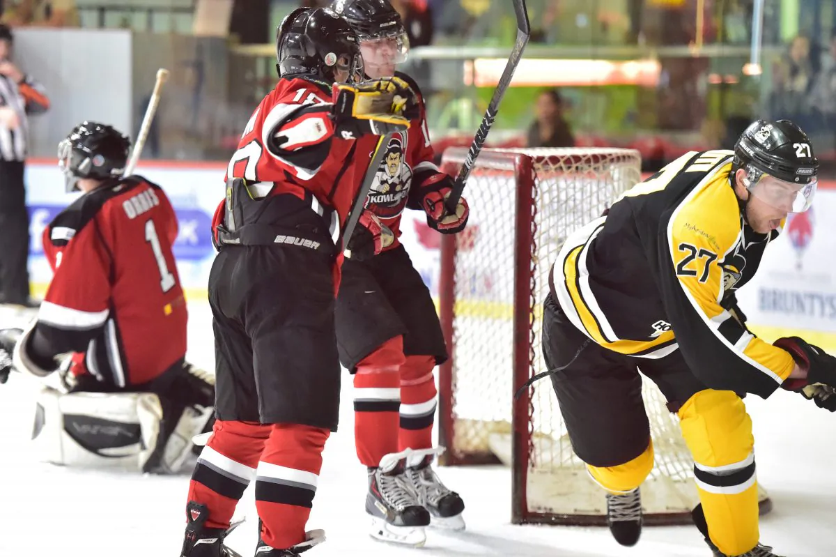 Brad Smith (No.27) of Hong Kong Tycoons forces in his 3rd goal to take his team 4-2 into the lead against Kowloon Warriors in the CIHL match at Mega Ice on Saturday Nov. 8, 2014. (Bill Cox/Epoch Times)
