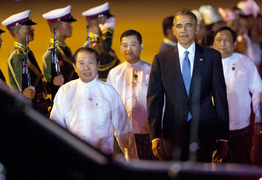 US President Barack Obama (R) walks along with Myanmar Labour Minister Aye Myint (L)  in Naypyitaw. (AP Photo/Khin Maung Win)
