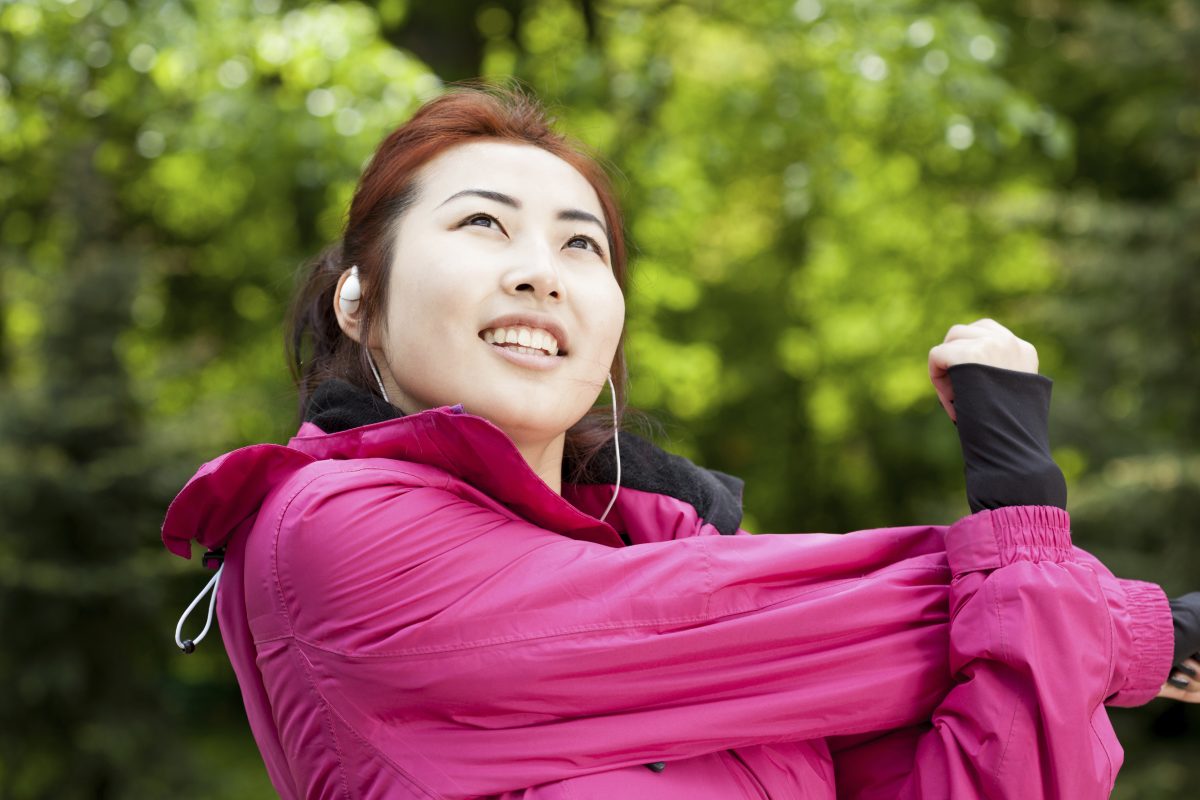 Gentle stretches can help alleviate symptoms of carpal tunnel syndrome. (KatarzynaBialasiewicz/iStock/Thinkstock)
