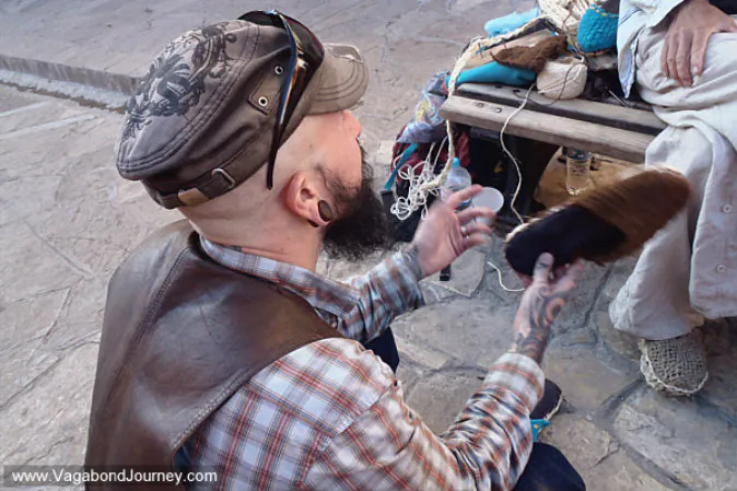 Wade Shepard interviewing traveling artisan (Vagabond Journey)