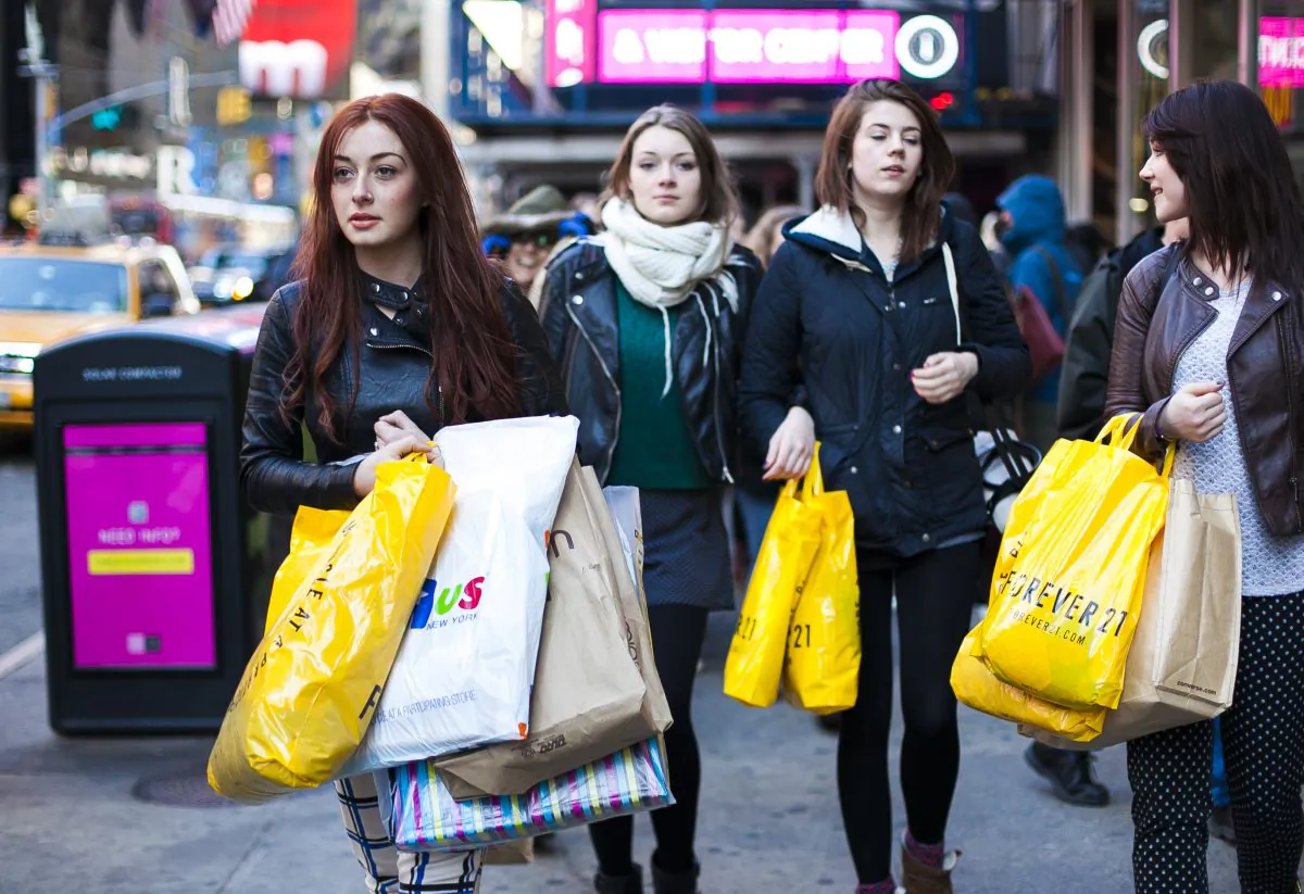Women shop in midtown Manhattan, New York on March 26, 2014. (Samira Bouaou/Epoch Times)
