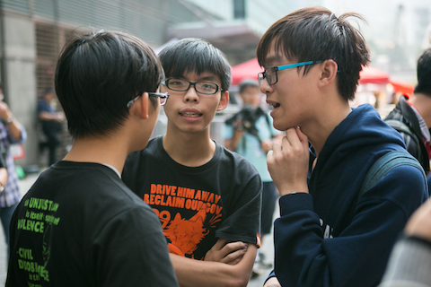 oshua Wong (C) along with other student leaders of the Hong Kong protests discuss with each other about the sitation before they give a brief press conference with the media at Admiralty following the removal of a few barricades by the police on Nov. 18, 2014. (Benjamin Chasteen/Epoch Times)