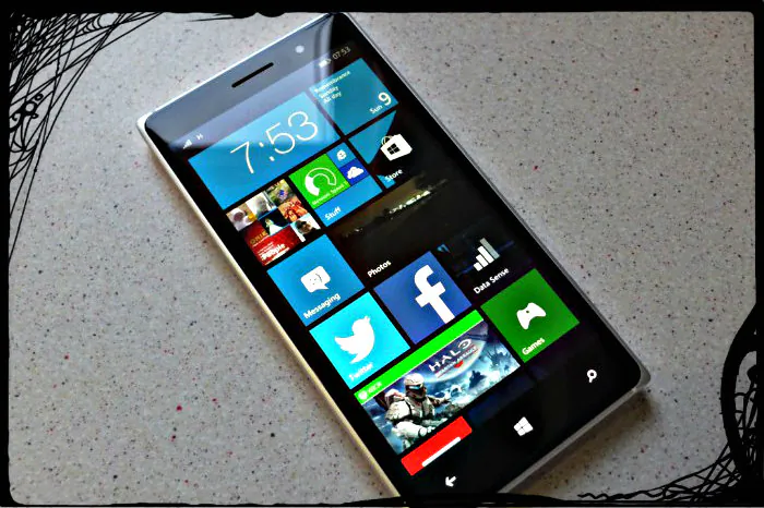 Nokia Lumia 830. (James Pearce/Coolsmartphone; effects added by Epoch Times)
