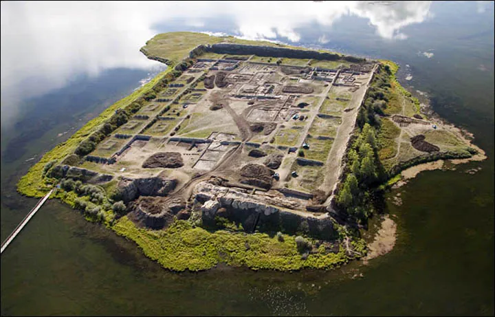 This 1,300-year-old structure in Siberia could be a fortress, a summer palace, a monastery, or even an astronomical observatory. (Gdehorosho.ru)
