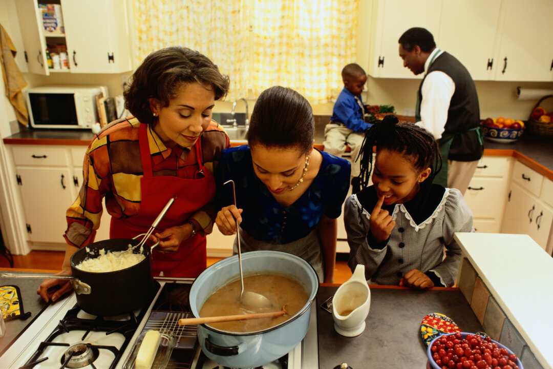 Make holiday meals a collaborative effort so no one person has to make the whole thing. (Ryan McVay/Photodisc/Thinkstock)