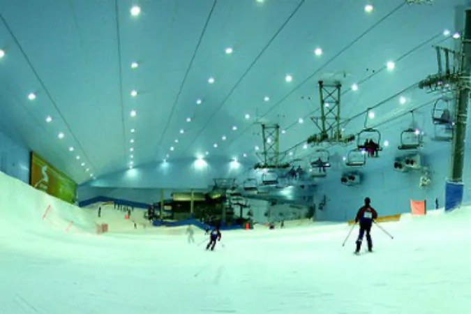 Ski Dubai slope and indoor ski lift – Wikimedia Commons – Filipe Fortes