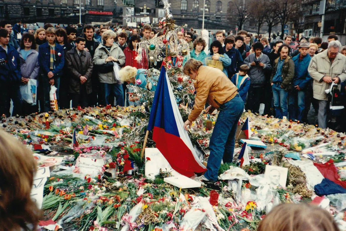 Gently overthrowing an oppressive regime in 1989. (Irmojohnny, CC BY-SA)