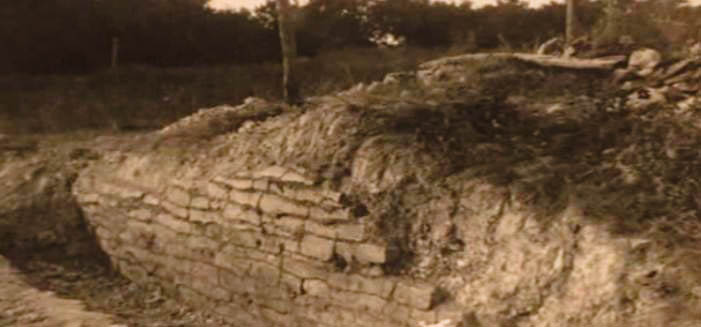 Историјска фотографија "зида" пронађена у Рокволу у Тексасу.  (Јавни домен)