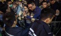 Hong Kong: Police Stop People From ‘Shopping’ in Mong Kok