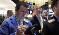 Wall Street Stock Indexes Stay Near Record Highs