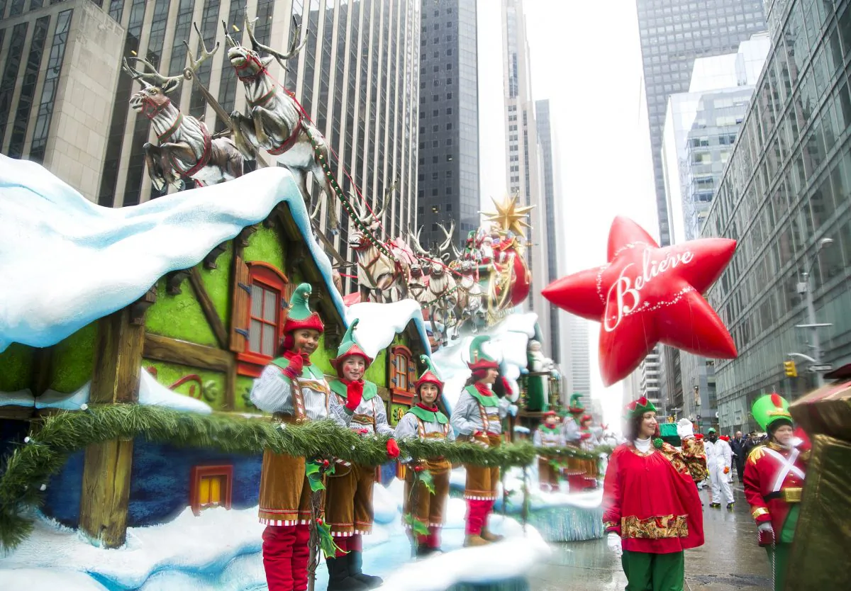 The 88th Macy’s Thanksgiving Day Parade takes place on Central Park West and Sixth Avenue in Manhattan, New York, on Nov. 27, 2014. (Samira Bouaou/Epoch Times)
