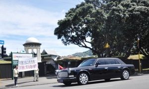 China's Xi Jinping Waves at Falun Gong Protesters While Visiting New Zealand