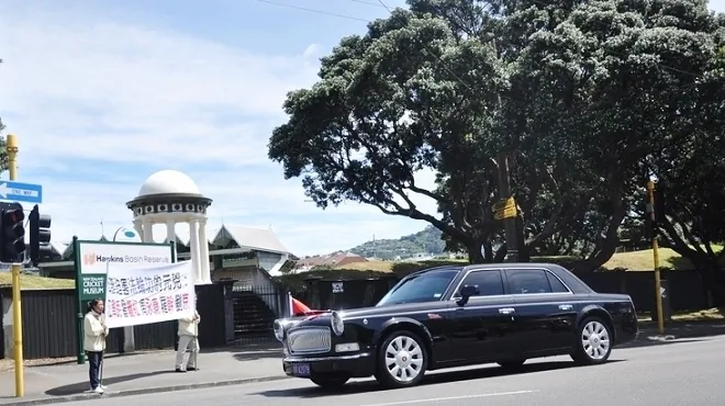 China’s Xi Jinping Waves at Falun Gong Protesters While Visiting New Zealand