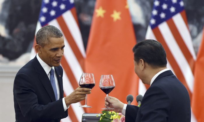 President Barack Obama (L) toasts with Chinese President Xi Jinping at a lunch banquet in the Great Hall of the People in Beijing on Nov. 12, 2014. (AP Photo/Greg Baker)