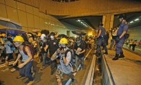 Hong Kong: Students, Police Clash Outside Gov’t HQ as Protesters Step Up Occupy Movement (+Photogallery)