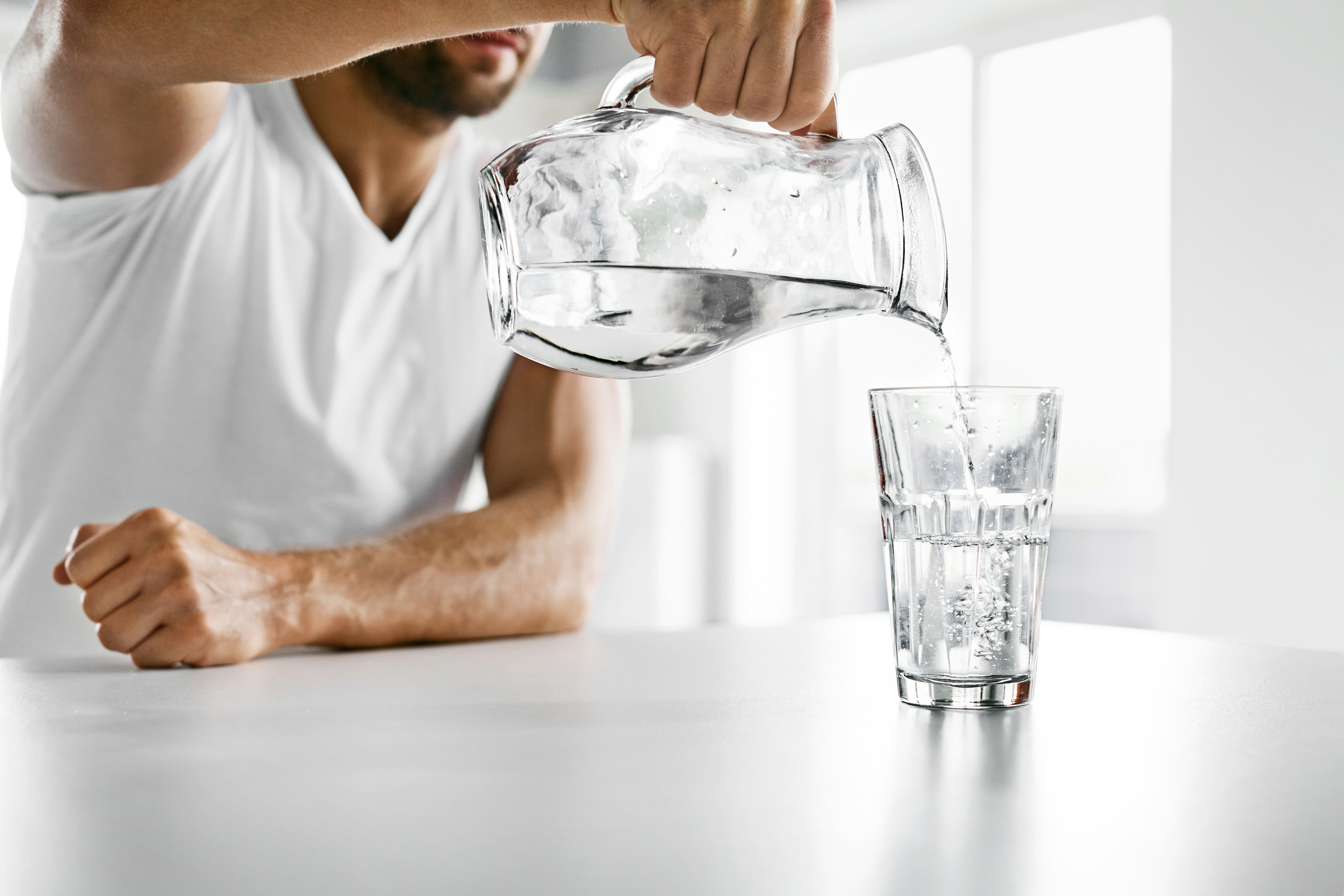 Налей полстакана воды. Воду наливают в стакан. Мужчина со стаканом воды. Человек пьет воду. Мужчина пьет воду.
