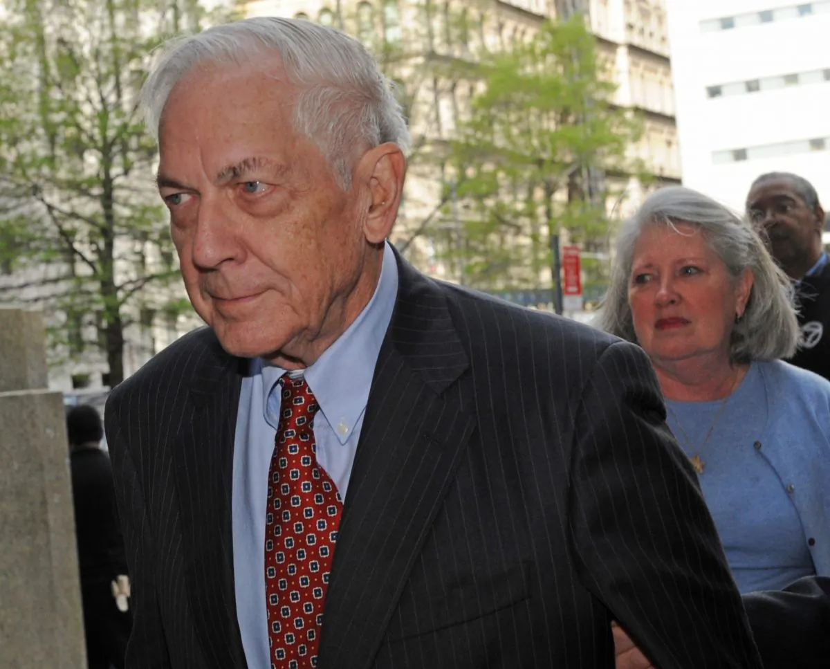 n this June 21, 2013 file photo, Anthony Marshall is kissed by his wife Charlene as he arrives at criminal court in New York on June 21,2013. Marshall, who was convicted of raiding his mother’s fortune, has died, his lawyer said Monday, Dec. 1, 2014. (AP Photo/Mary Altaffer)