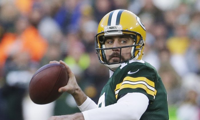 Green Bay Packers' Aaron Rodgers throws during the first half of an NFL football game against the New England Patriots Sunday, Nov. 30, 2014, in Green Bay, Wis. (AP Photo/Morry Gash)