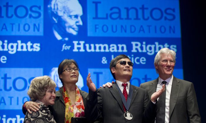 Richard Gere presents Chinese human rights activist Chen Guangcheng with the Tom Lantos Human Rights Prize, U.S. Capitol, Washington, D.C., on Jan. 29, 2013. (Saul Loeb/AFP/Getty Images)